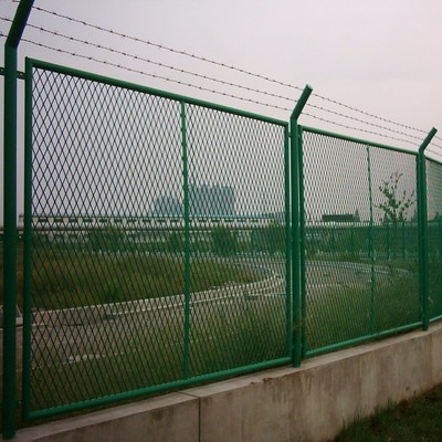 保稅區(qū)菱形護(hù)欄網(wǎng) 守護(hù)區(qū)域安全的堅(jiān)實(shí)防線